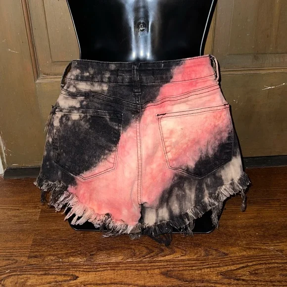 KanCan Black, Cream Red Distressed High Waist Fray Hem Jean Debim Shorts Size 27 - Picture 4 of 10